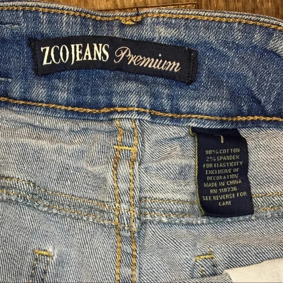 Zco Light Wash Mid Rise Distressed Denim Shorts Junior Size 7 - Picture 5 of 6